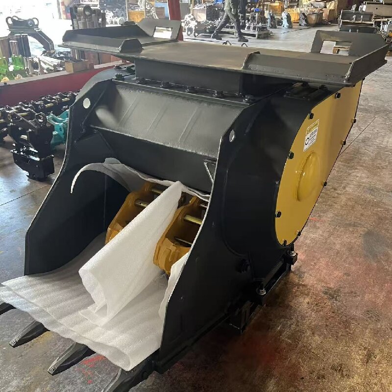 Heavy Equipment With Bucket - Excavator Crusher Bucket Hydraulic Concrete Rock